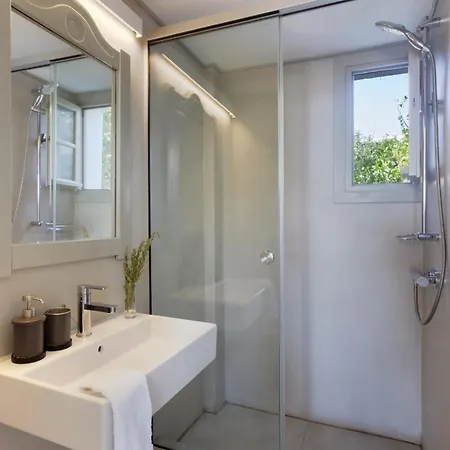 Aphrodite - Elegant Villa, Sea Views, Designer Renovation Ambelas