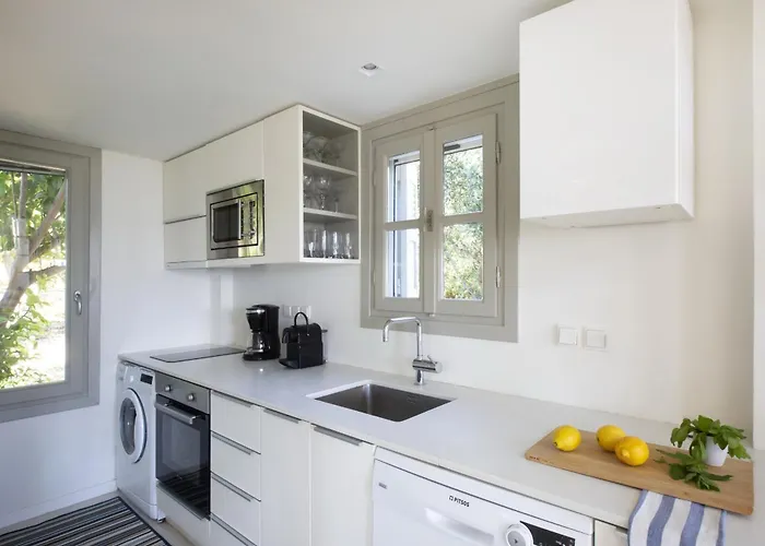 Aphrodite - Elegant Villa, Sea Views, Designer Renovation Vila *