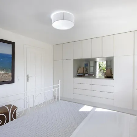 Βίλα Aphrodite - Elegant Villa, Sea Views, Designer Renovation